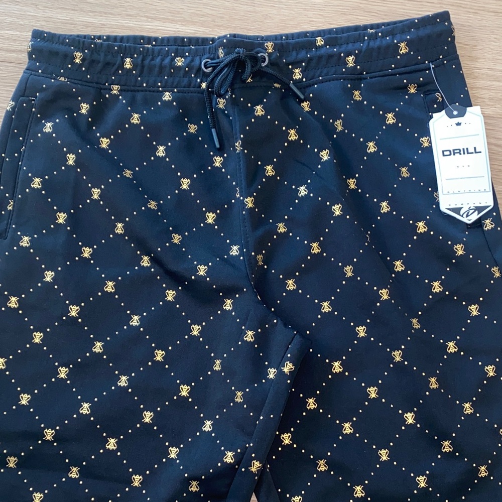 Drill Men's Black and Gold Patterned Athletic Shorts